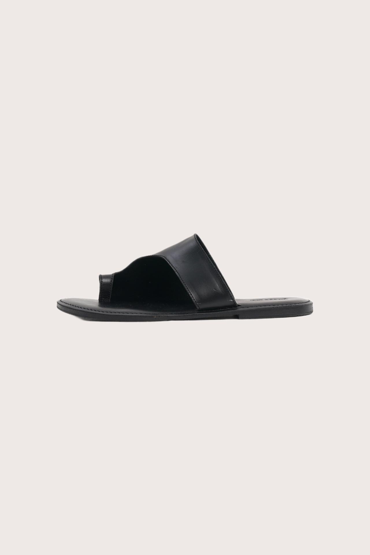 Side profile of Aida sandal in black highlighting sleek and modern resort footwear silhouette
