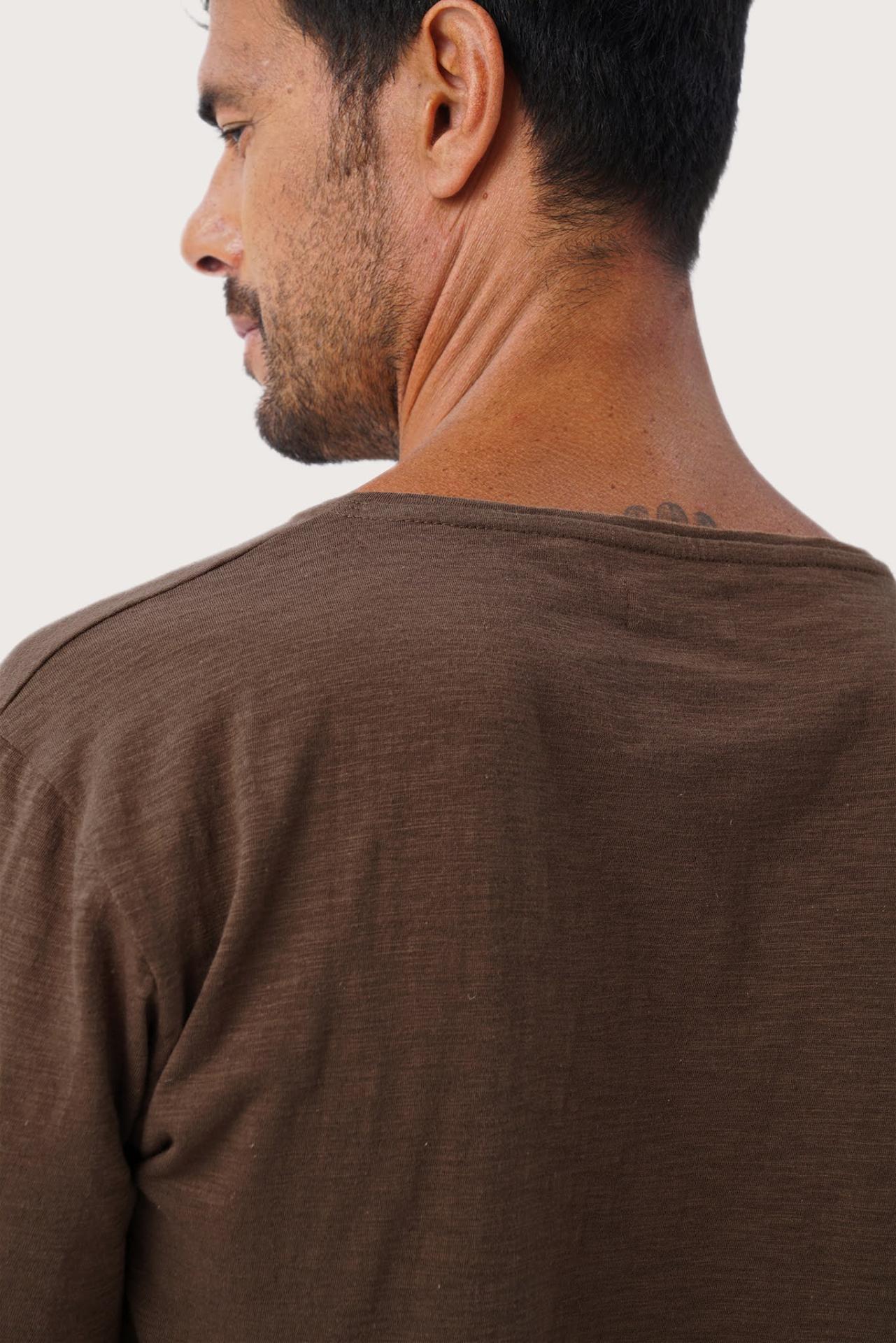 Back detail of the Aling T-Shirt Brun by By The Sea Bali – premium stitching and artisan quality