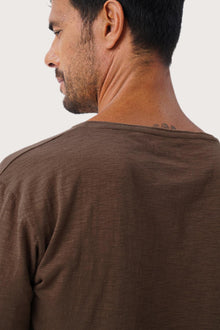 Back detail of the Aling T-Shirt Brun by By The Sea Bali – premium stitching and artisan quality