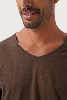 Close-up of the Aling T-Shirt Brun by By The Sea Bali – exceptional fabric quality and texture