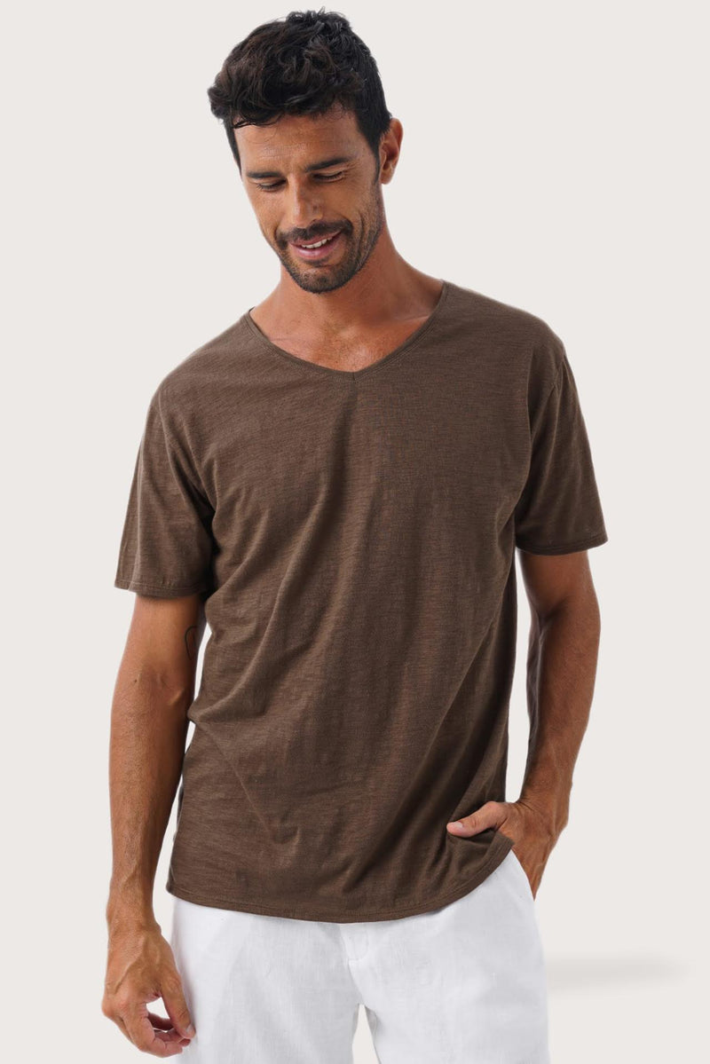 By The Sea Bali Aling T-Shirt Brun – refined men's resort tee with a relaxed, contemporary silhouette