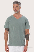 By The Sea Bali Aling T-Shirt Verde – refined men's resort tee with a relaxed, contemporary silhouette