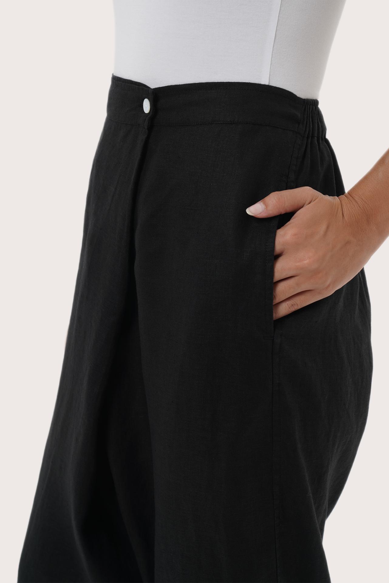 Tailored waistband detail crafted from breathable black linen