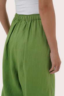 Tailored waistband detail of the Amber Linen Pant crafted from natural linen