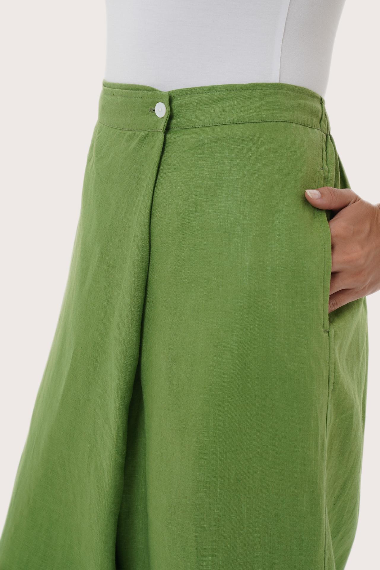 Tailored waistband detail of the Amber Linen Pant crafted from natural linen