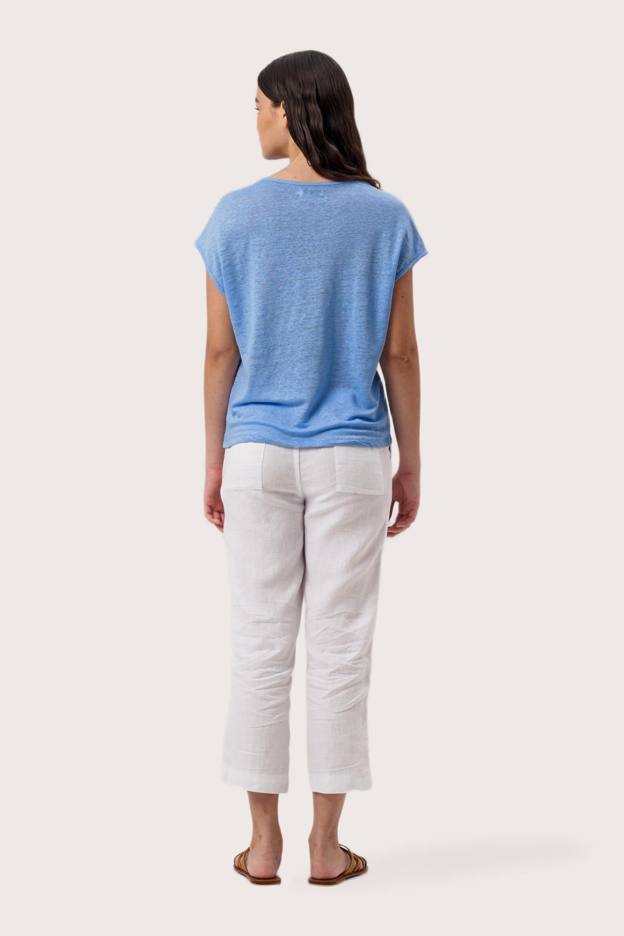 Back view of the Aria Linen T-Shirt Bleue Clair highlighting the garment shape and drape.