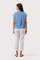 Back view of the Aria Linen T-Shirt Bleue Clair highlighting the garment shape and drape.