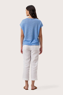 Back view of the Aria Linen T-Shirt Bleue Clair highlighting the garment shape and drape.