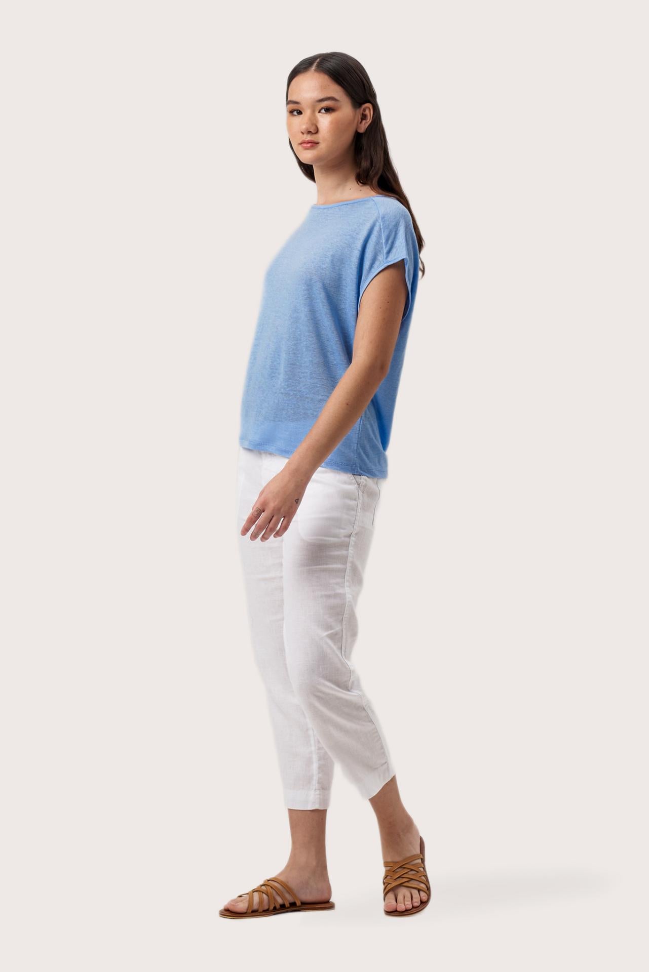 Side profile of the Aria Linen T-Shirt Bleue Clair showing its cut and natural movement.
