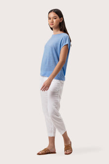 Side profile of the Aria Linen T-Shirt Bleue Clair showing its cut and natural movement.