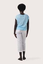 Back view of the Aria Linen T-Shirt Cielo highlighting the garment shape and drape.