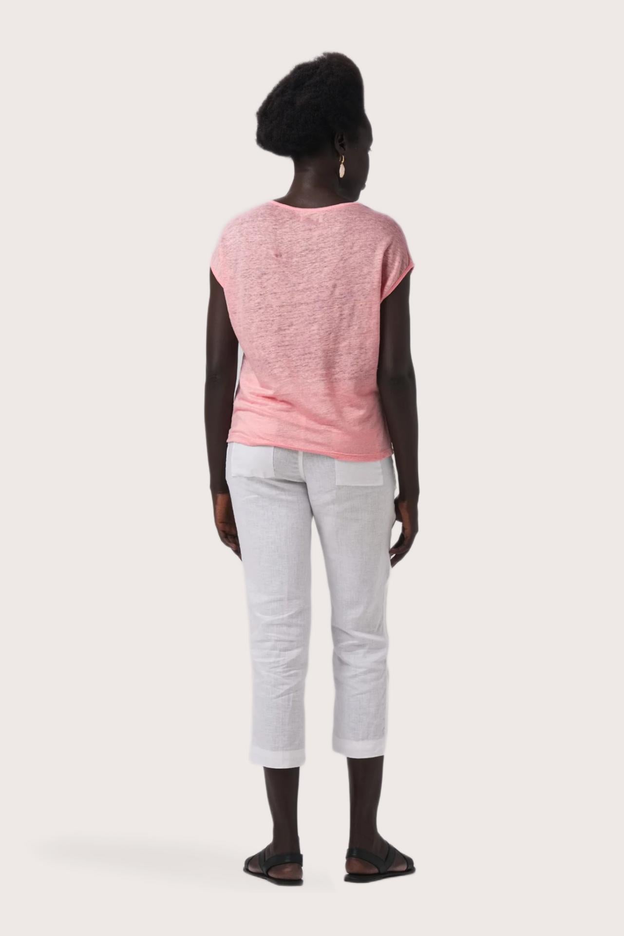 Back view of the Aria Linen T-Shirt Rosa highlighting the garment shape and drape.