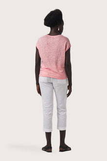 Back view of the Aria Linen T-Shirt Rosa highlighting the garment shape and drape.