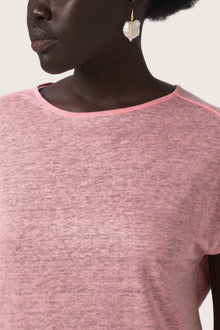 Close up detail of the Aria Linen T-Shirt Rosa highlighting craftsmanship and design features.