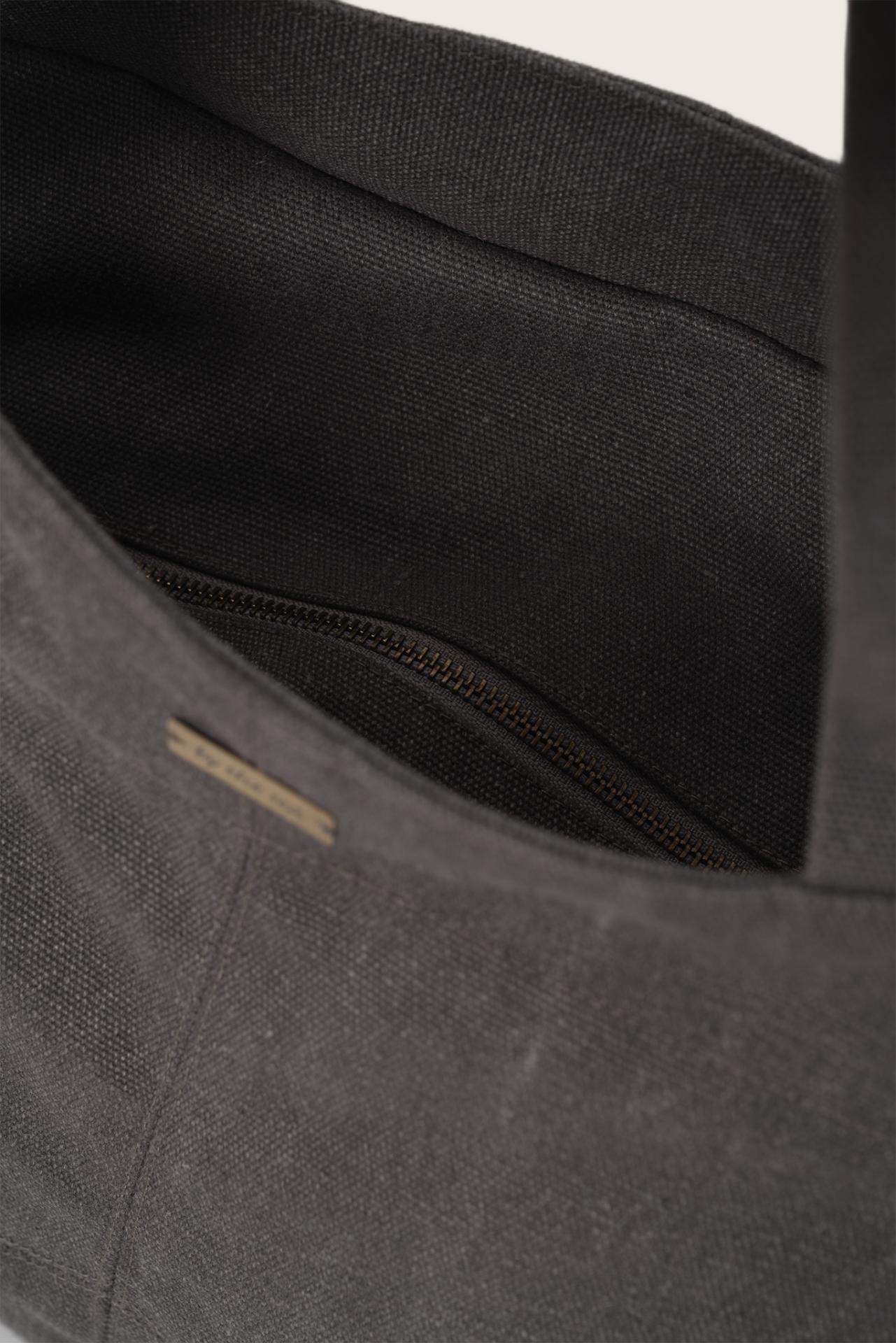 Close-up of the zipper and polyester cotton fabric on the dark brown Barcha tote bag