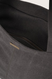 Close-up of the zipper and polyester cotton fabric on the dark brown Barcha tote bag