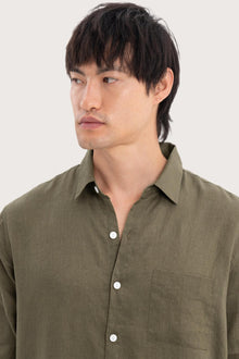 Close-up fabric and collar detail of the Baron Linen Shirt Green by By The Sea Bali