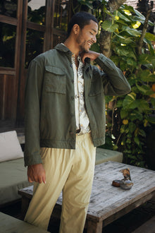 Man wearing the army green Broo jacket in a casual resort setting