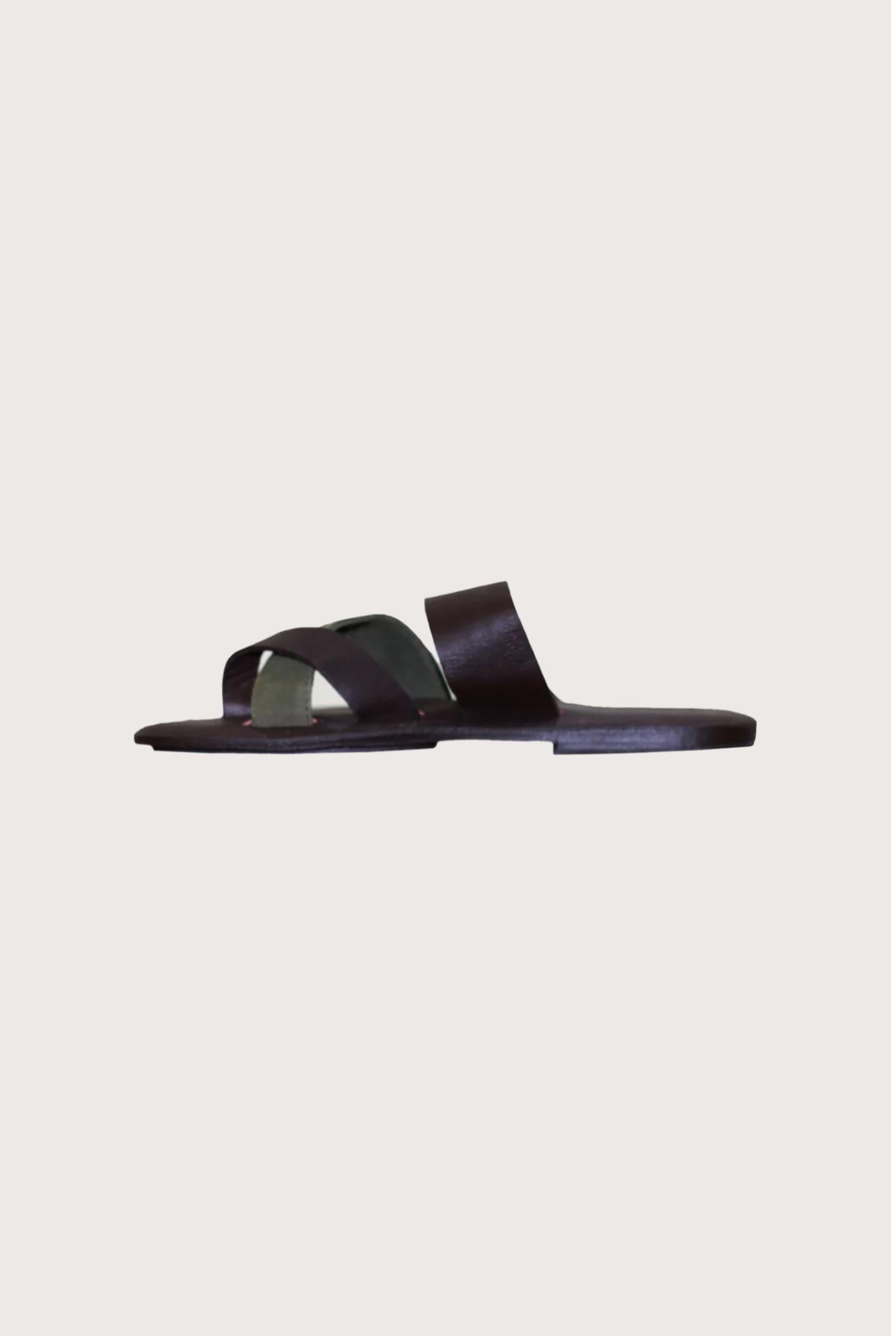Side profile of Coal sandal in brun highlighting sleek and modern resort footwear silhouette