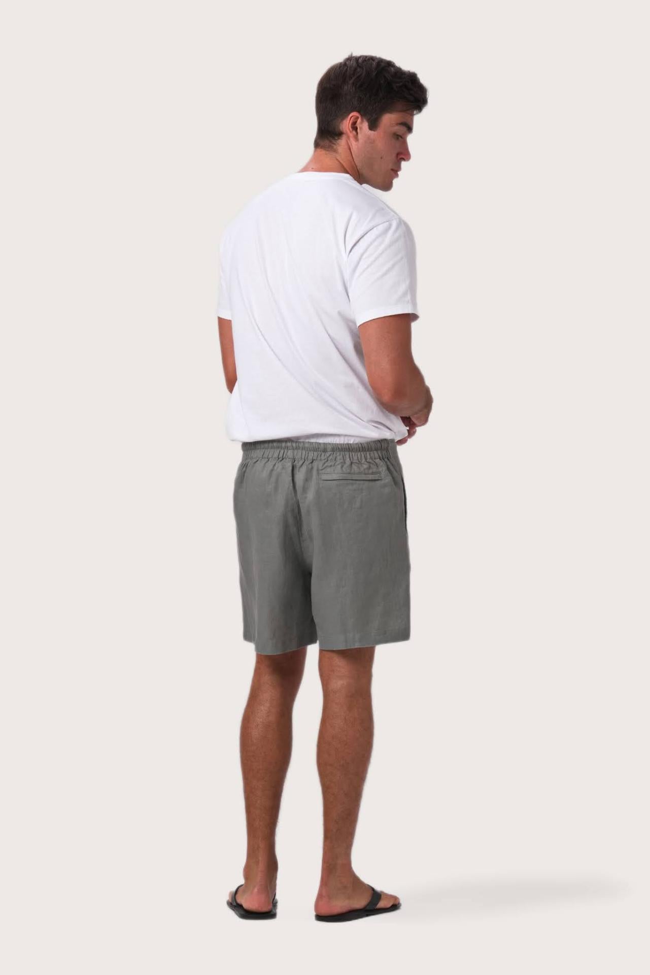 Back view of the grigio linen shorts with a relaxed and tailored silhouette