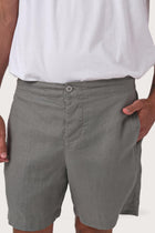 Close-up of the linen fabric texture and refined tailoring details on the grigio shorts