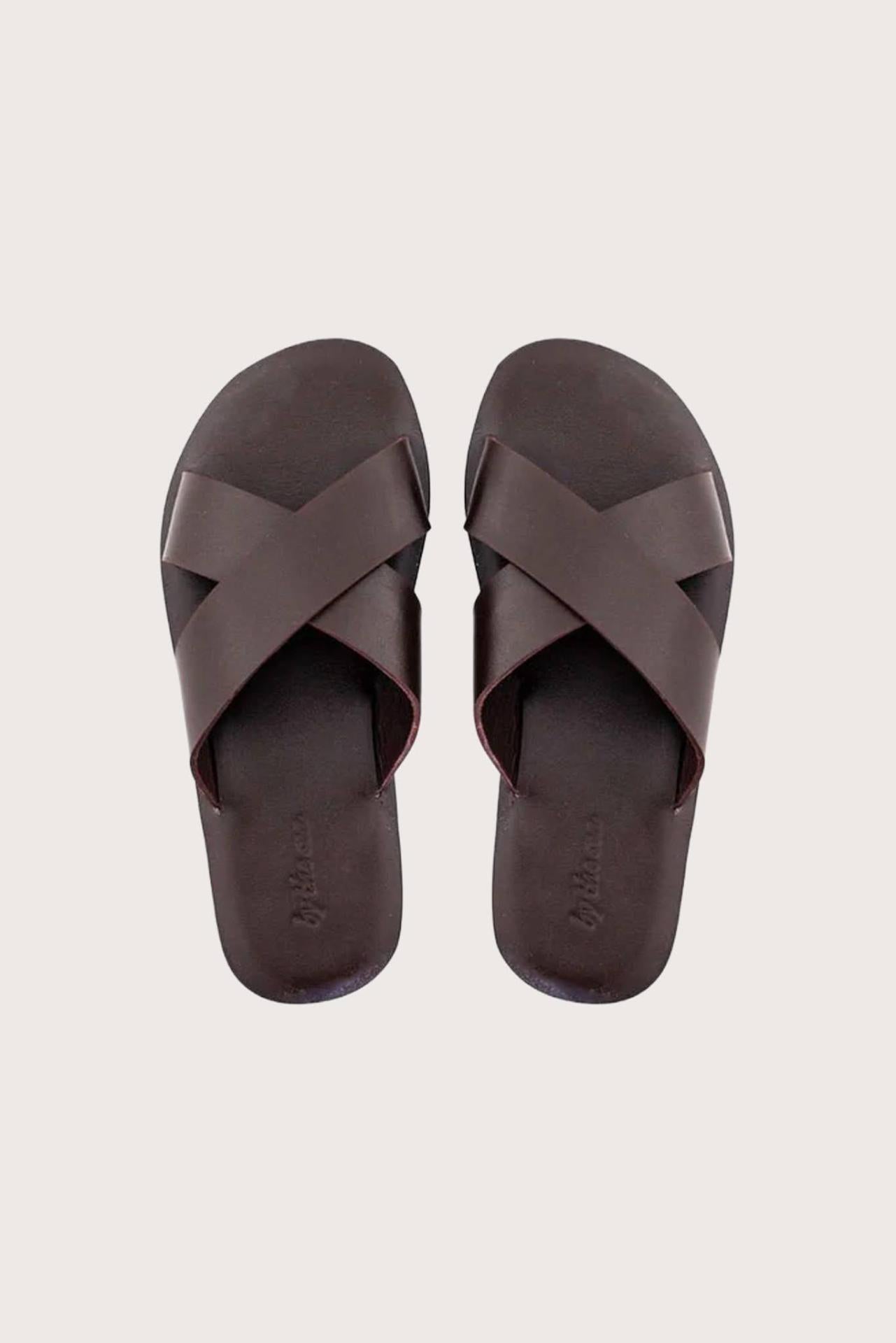 Jey sandal in cioccolato fondente shown in a global view highlighting its full silhouette and refined resort design