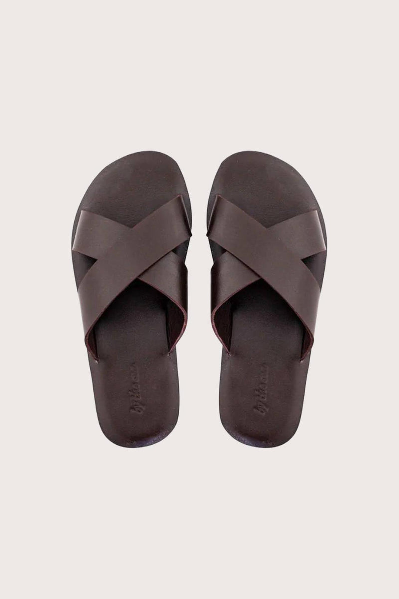 Jey sandal in cioccolato fondente shown in a global view highlighting its full silhouette and refined resort design