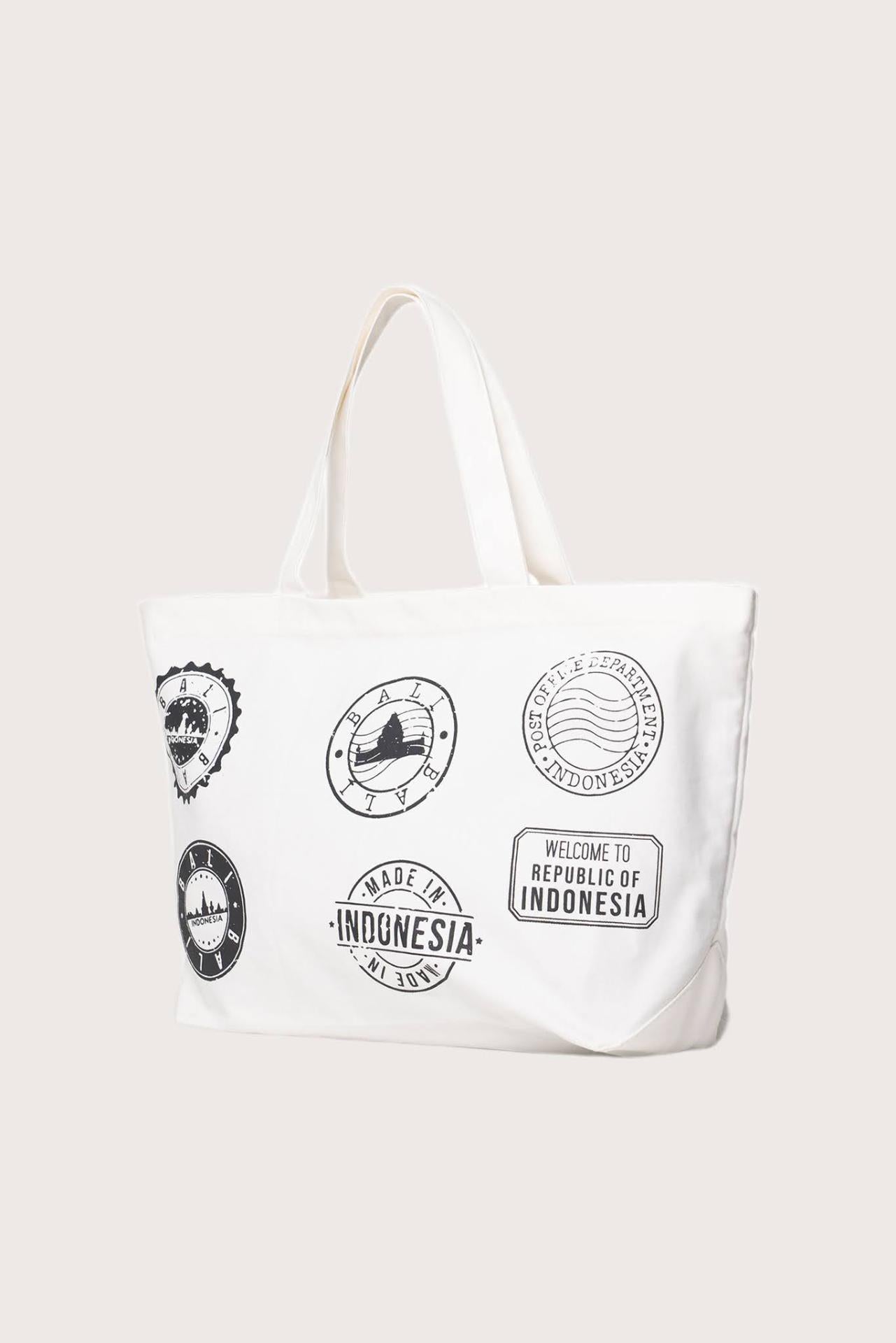 Kaia Bag White styled in a tropical resort setting with effortless coastal elegance