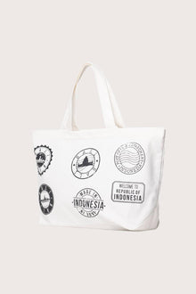 Kaia Bag White styled in a tropical resort setting with effortless coastal elegance