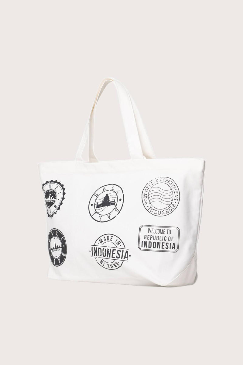 Kaia Bag White styled in a tropical resort setting with effortless coastal elegance