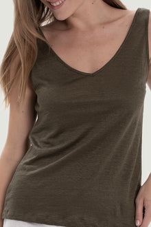 Premium linen texture and thoughtful craftsmanship in a versatile Army tone