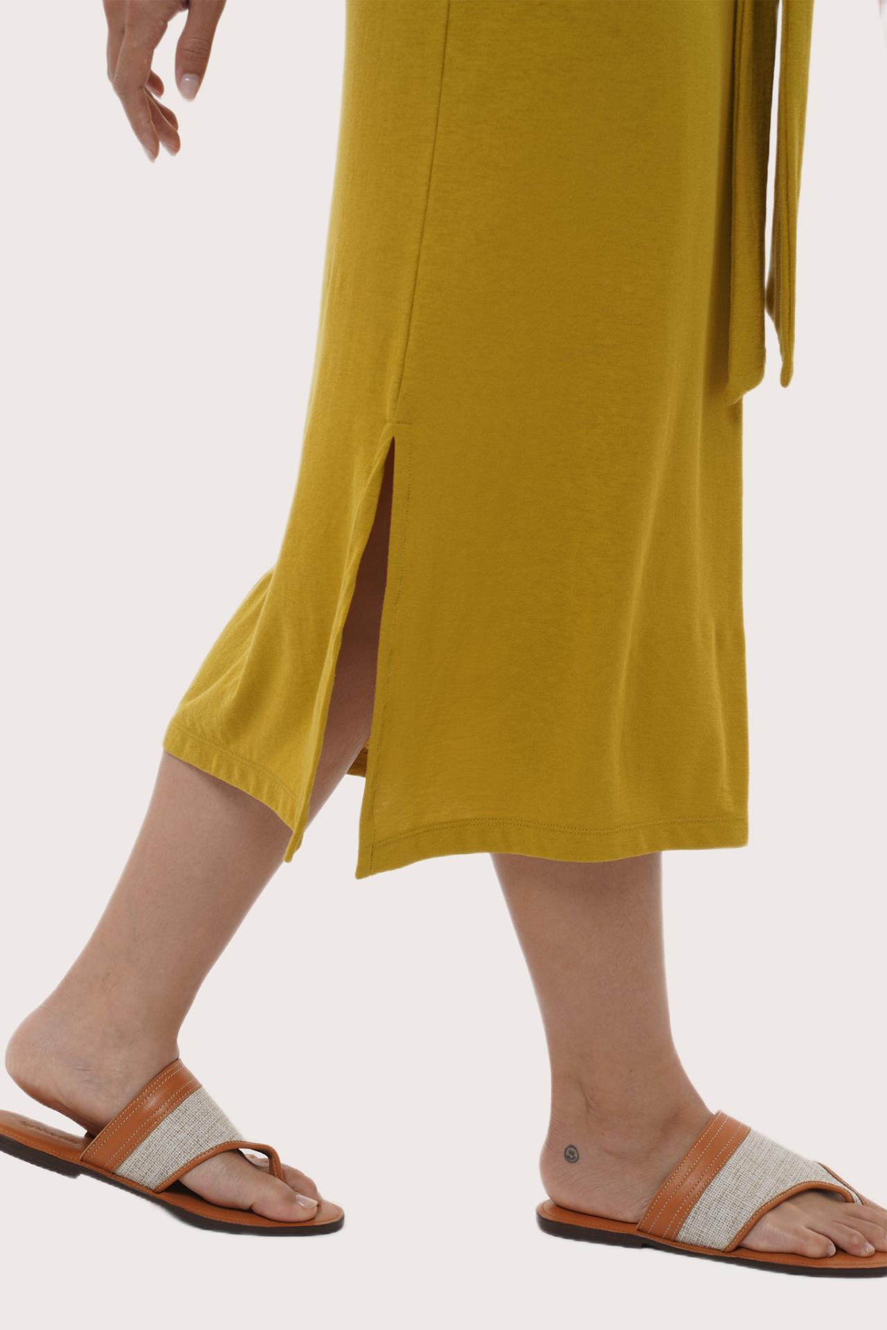 Refined design detail slit of the Kyra Dress Yellow
