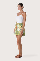 Side profile of the Laica Linen Short Tropis Multicolor White Base showing its cut and natural movement