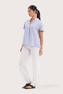 Side profile of the Laluna linen Shirt Lavender showing its cut and natural movement.