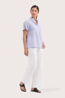 Side profile of the Laluna linen Shirt Lavender showing its cut and natural movement.