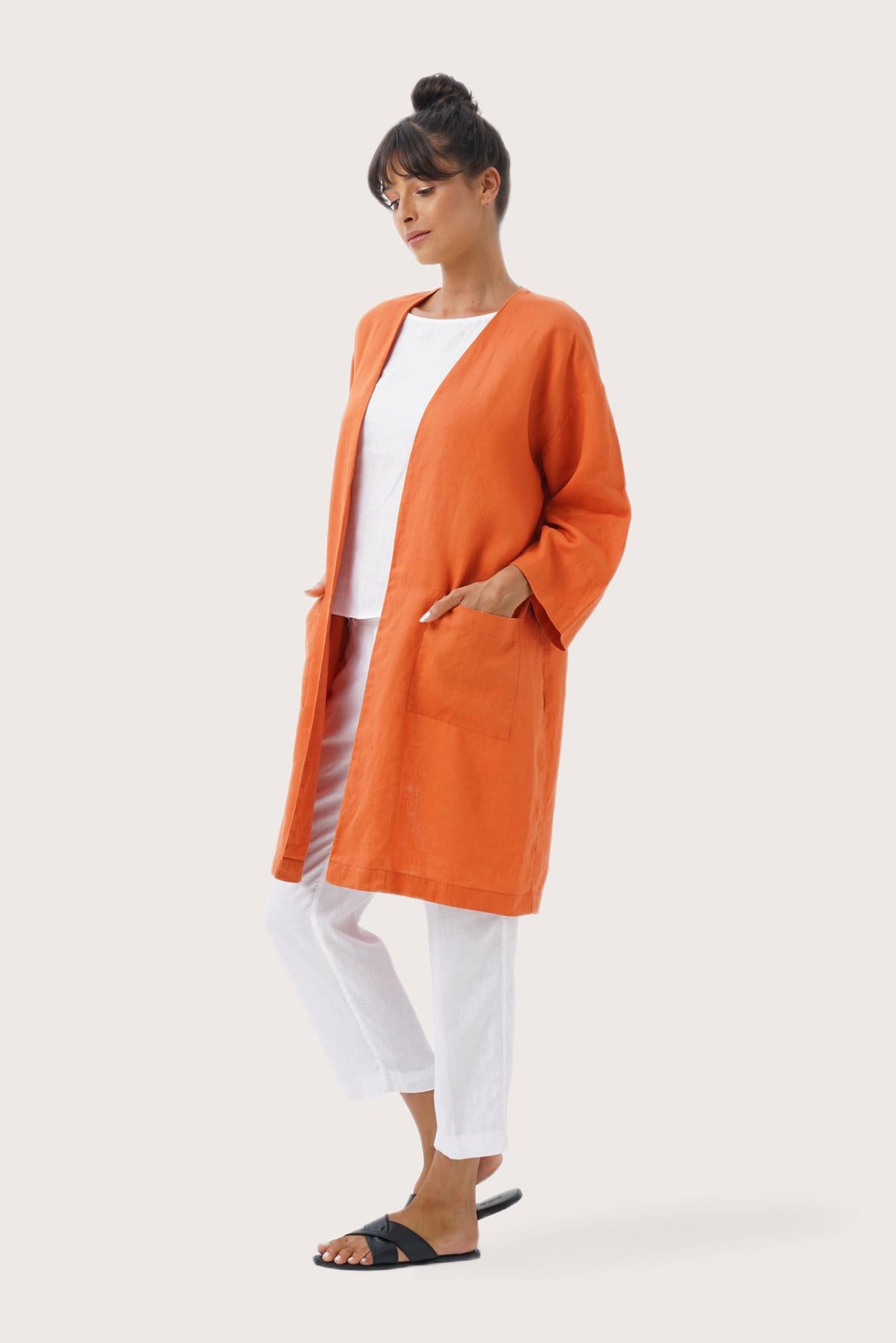 Side profile of the Linen Haori Outerwear Sicilia showing its cut and natural movement