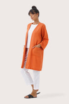 Side profile of the Linen Haori Outerwear Sicilia showing its cut and natural movement
