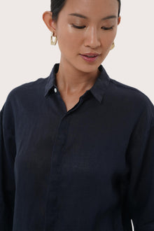 Close up detail of the Loose Fit Linen Shirt Navy highlighting craftsmanship and design features.