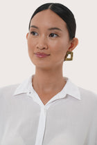 Close-up of the Marina Shirt White Linen collar showing refined stitching and clean tailored finishing.