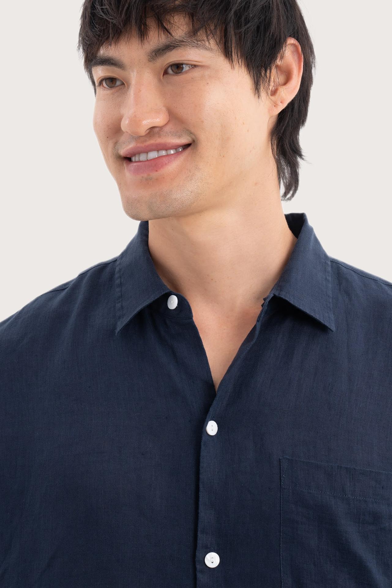 Close-up fabric and collar detail of the Mori Short Sleeve Linen Shirt Navy by By The Sea Bali