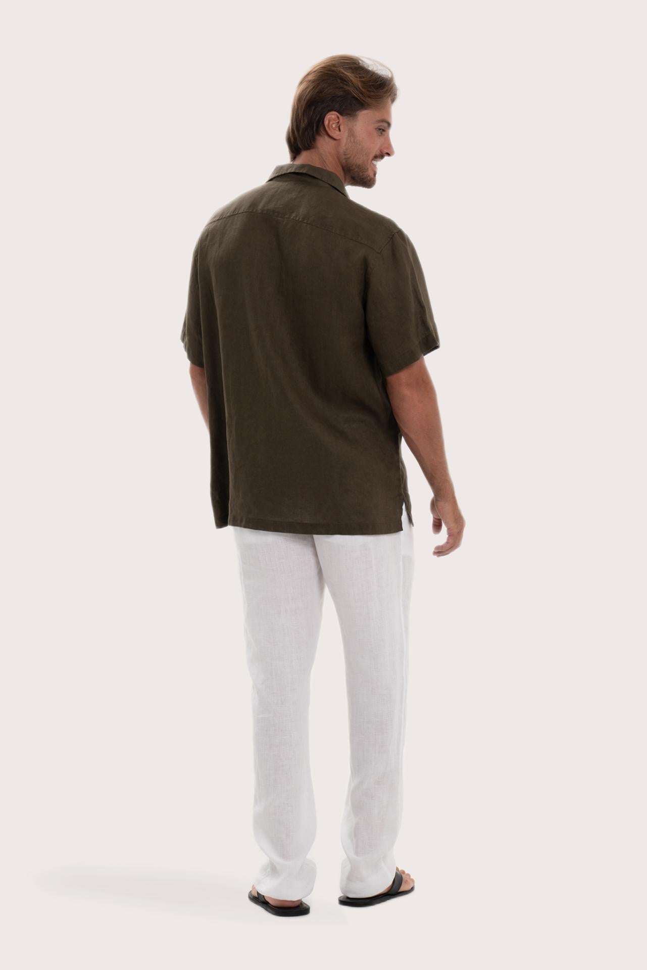Back view of the army linen shirt with a relaxed and timeless silhouette