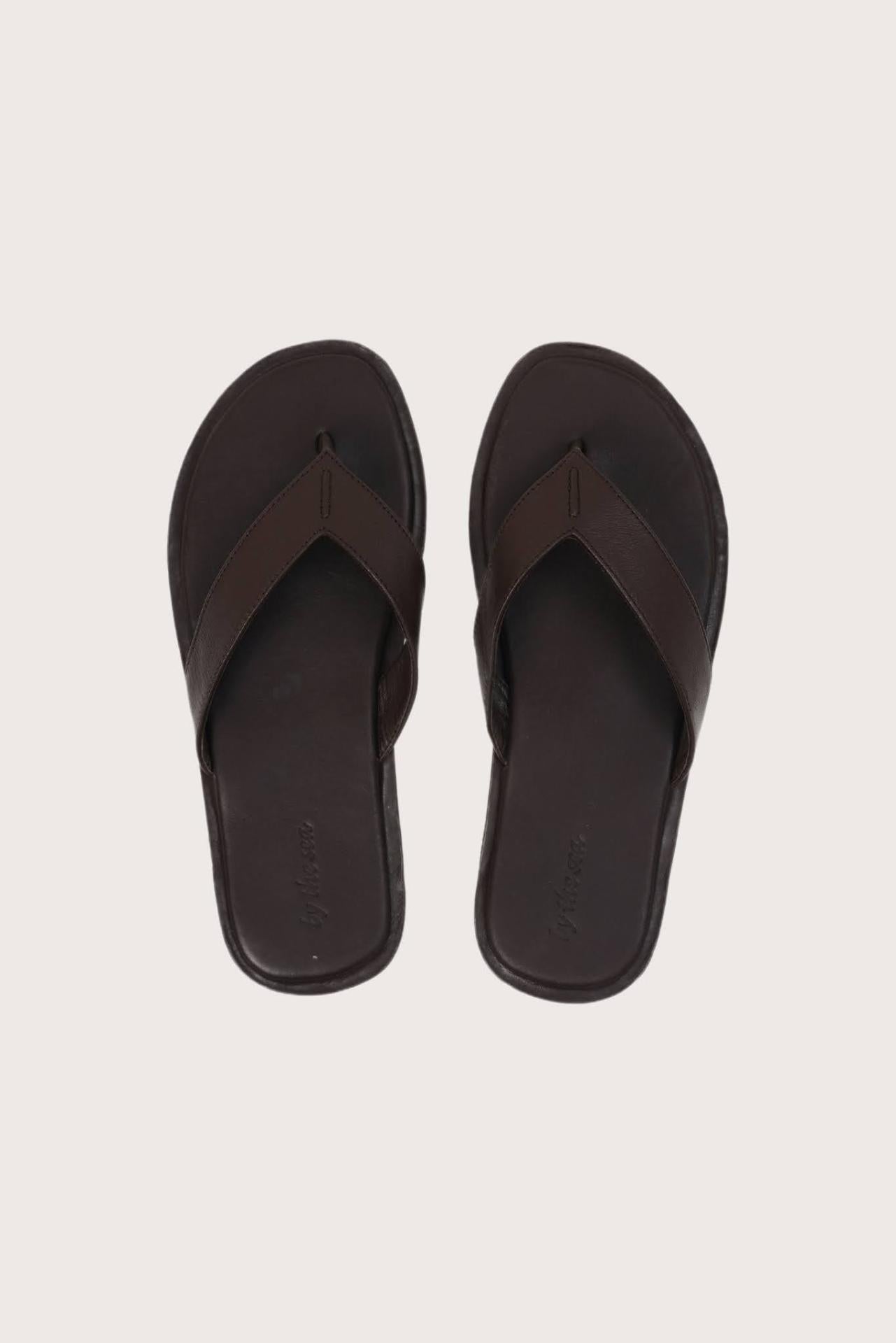 Paros leather sandals in marrone shown in a global view highlighting their full silhouette and refined resort design
