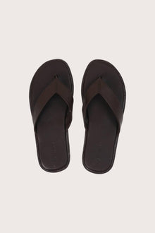 Paros leather sandals in marrone shown in a global view highlighting their full silhouette and refined resort design