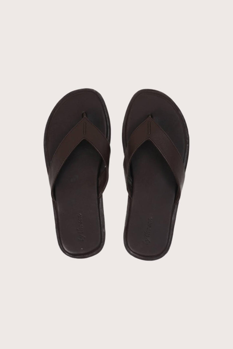 Paros leather sandals in marrone shown in a global view highlighting their full silhouette and refined resort design