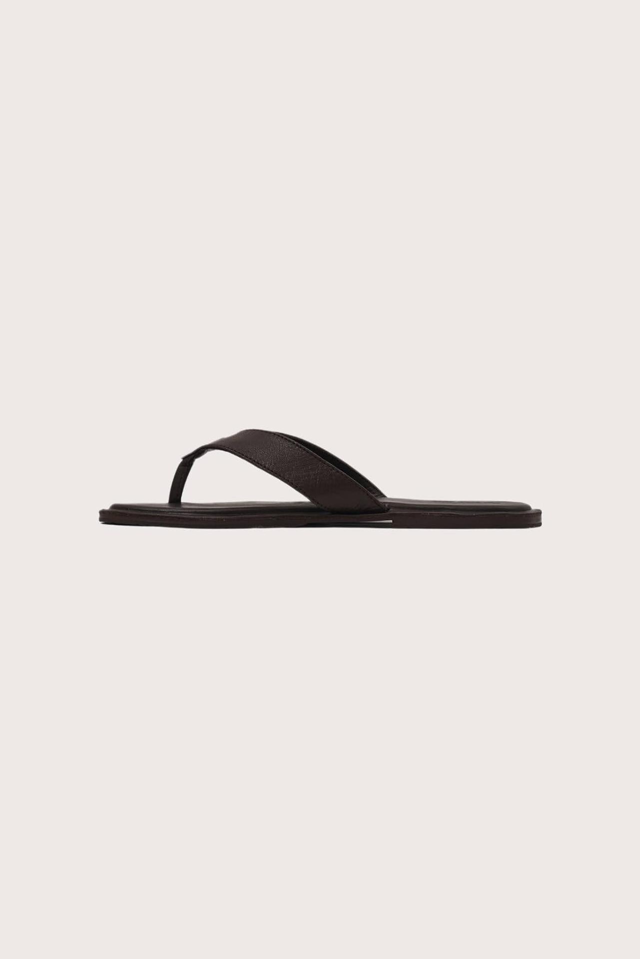 Side profile of Paros leather sandals in marrone highlighting sleek and modern resort footwear silhouette