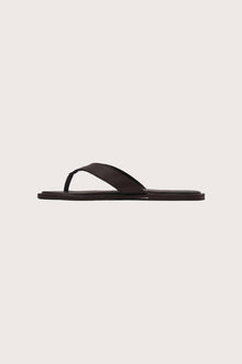 Side profile of Paros leather sandals in marrone highlighting sleek and modern resort footwear silhouette