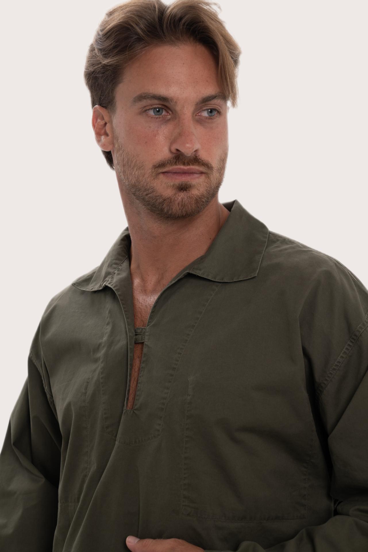Woman wearing the dark brown cotton Pescador outerwear in a tropical resort setting