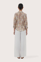 Back view of the Selva Shirt Crisante Multicolor Cream Base highlighting the garment shape and drape.