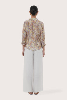 Back view of the Selva Shirt Crisante Multicolor Cream Base highlighting the garment shape and drape.