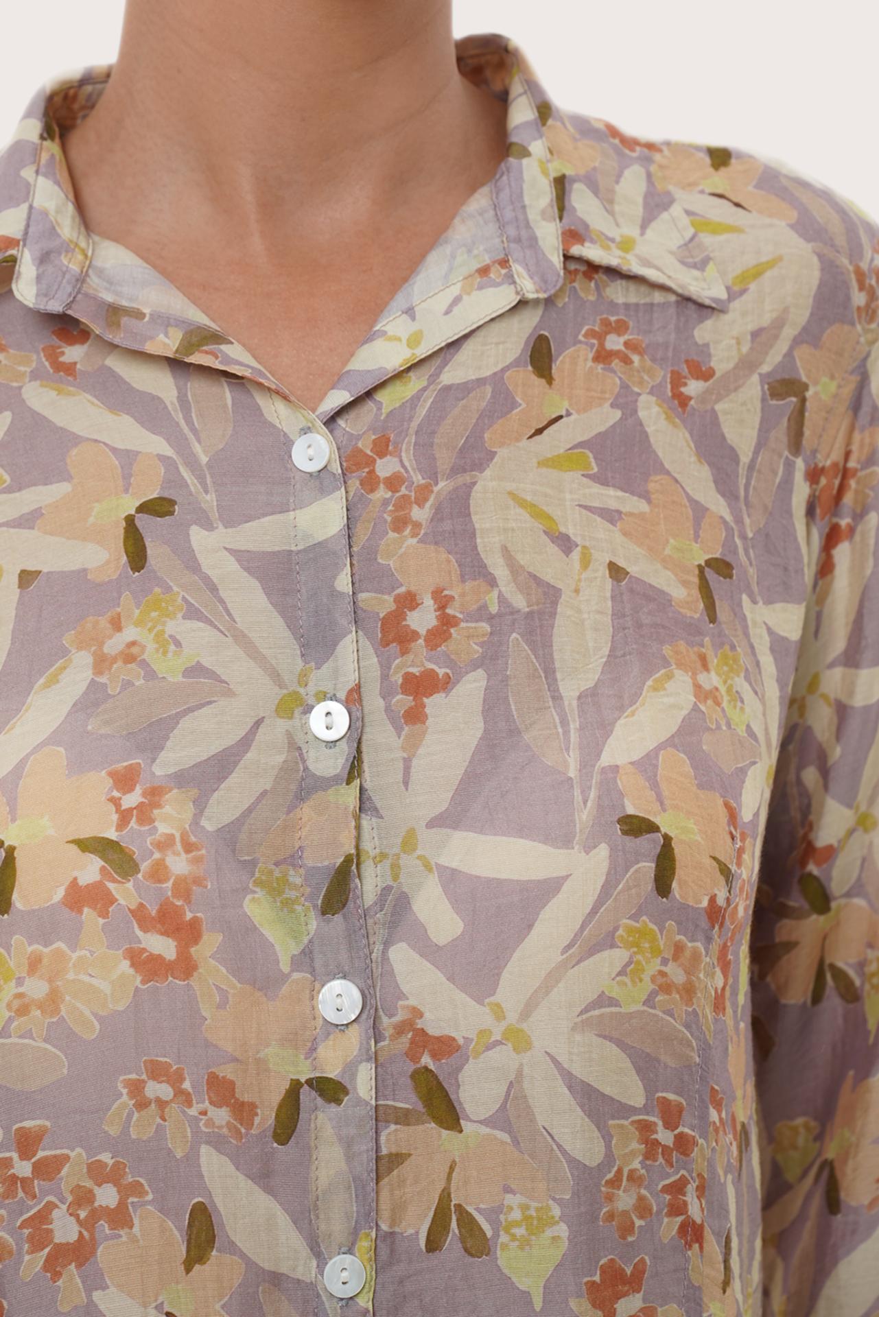 Close-up of the Selva Shirt Crisante Multicolor Cream Base showing relaxed structure and soft natural fabric finish